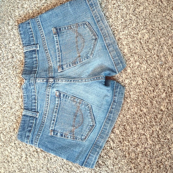 Woman's shorts - Picture 2 of 2